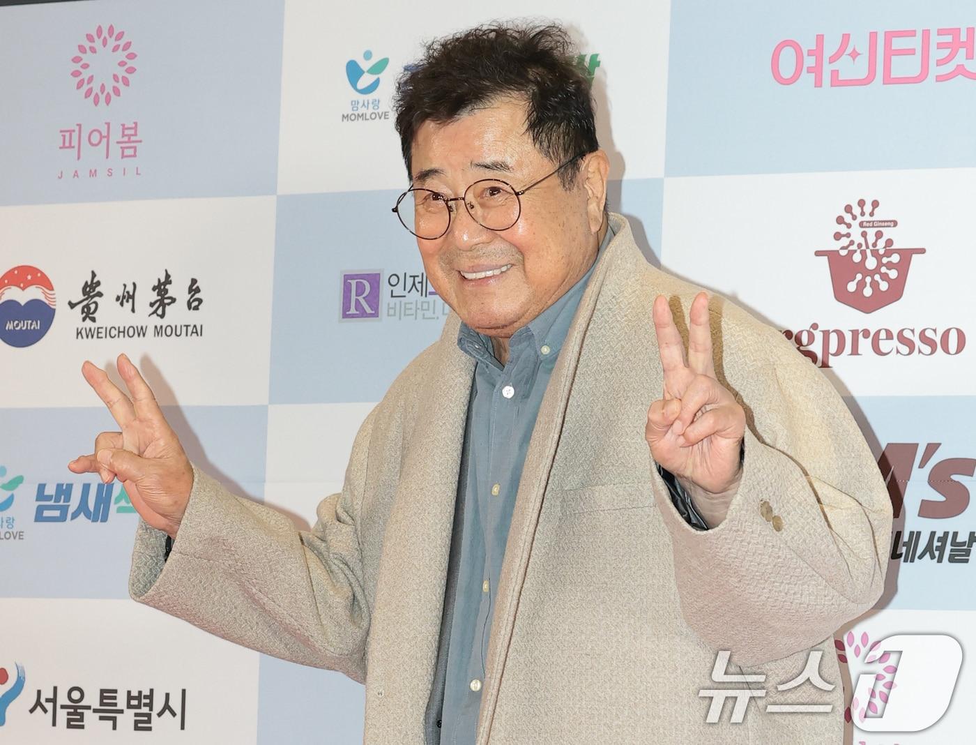 본문 이미지 - 배우 백일섭이 서울 용산구 서울 드래곤시티에서 열린 ‘2025 서울국제영화대상’ 레드카펫 행사에 참석해 인사를 하고 있다. 2025.12.10 ⓒ 뉴스1 권현진 기자