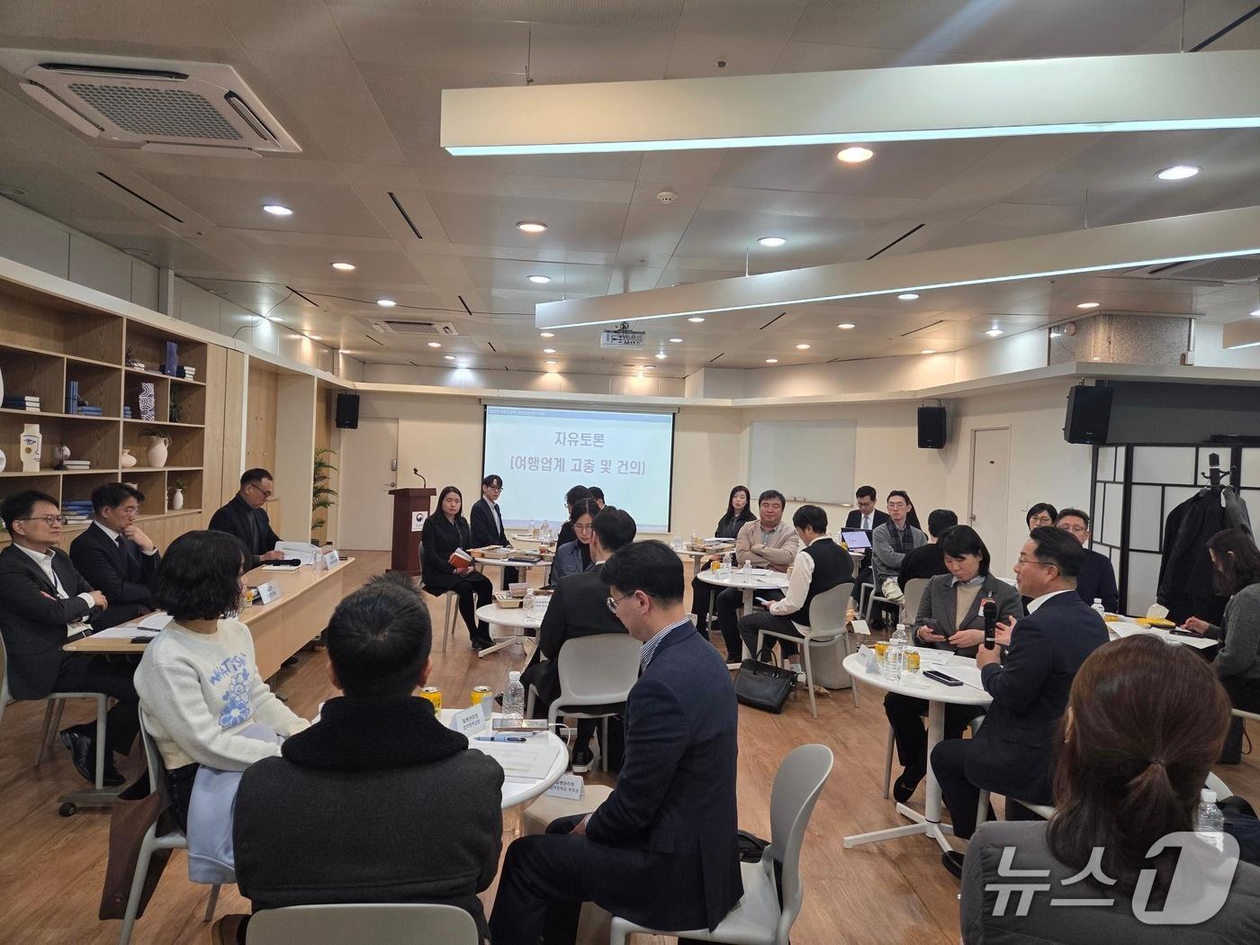 본문 이미지 -   2025년 하반기 정부-여행업계 안전간담회. 2025.12.10. &#40;외교부 제공&#41;