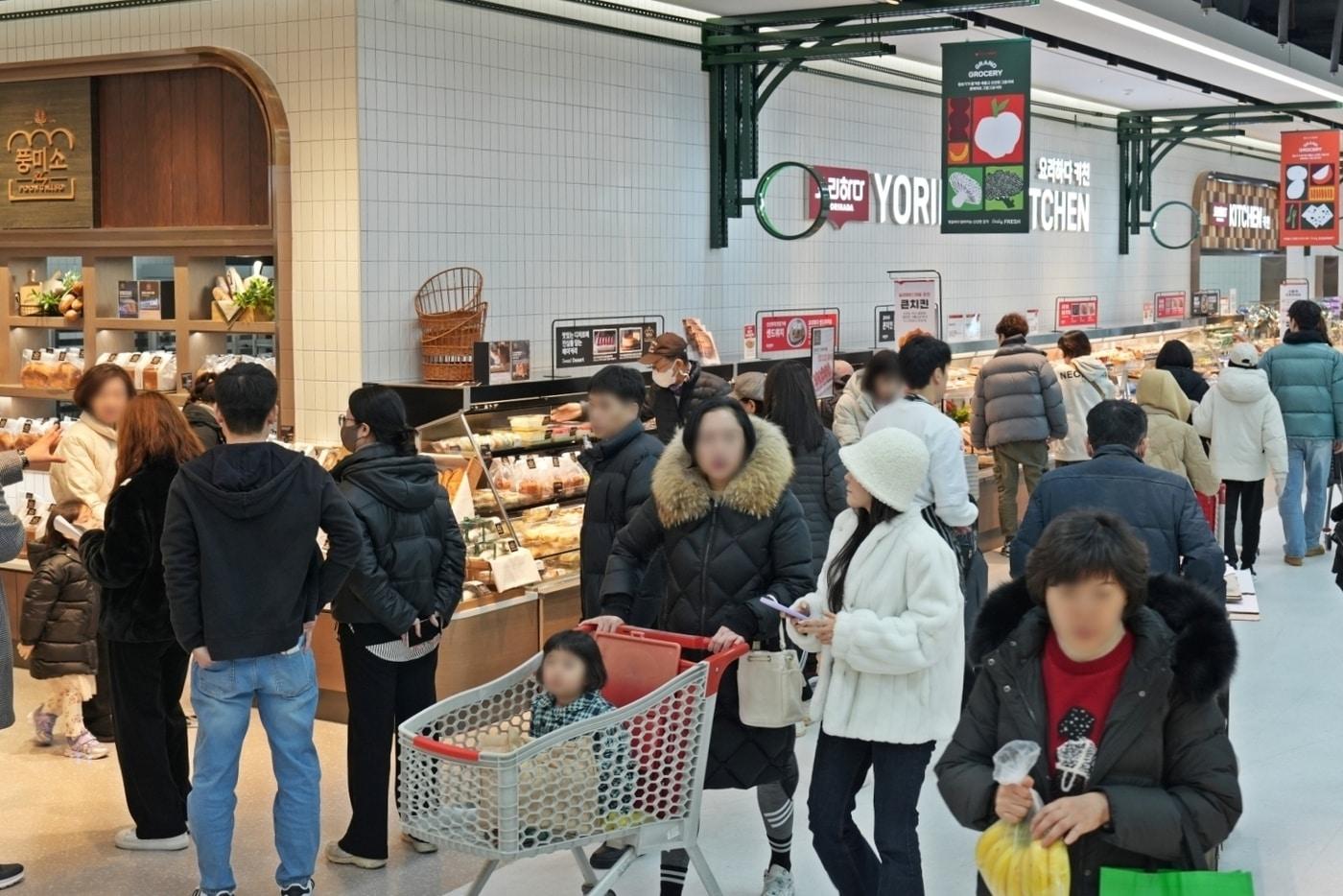 롯데마트는 크리스마스 시즌을 맞아 17일까지 홈파티용 먹거리와 용품을 최대 50% 할인하는 '윈터 해피딜' 행사를 진행한다.(롯데마트제공)