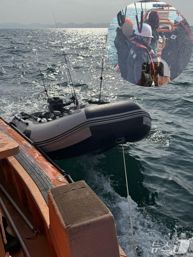 본문 이미지 - 10일 오전 11시40분쯤 경북 포항시 다목적행정선인 &#39;연오세오호&#39;가 영일만항 북방파제 인근에서 표류하던 고무보트를 발견, 배에 타고 있던 2명을 구조했다. &#39;연오세오호&#39;가 고무보트를 예인하는 모습. &#40;포항시 제공, 재판매 및 DB금지 2025.12.10/뉴스1 