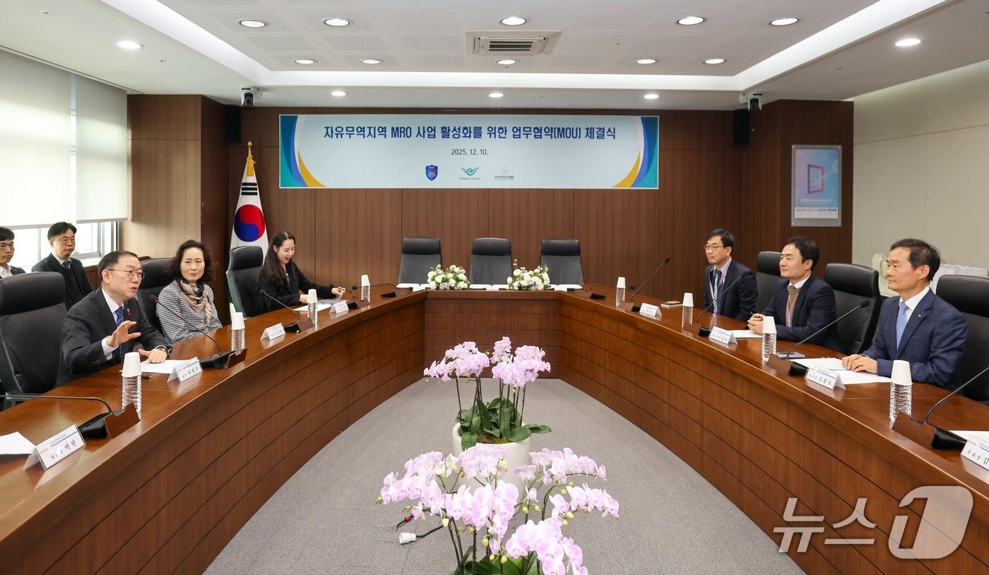 이명구 관세청장&#40;왼쪽 첫번째&#41;이 항공기 MRO 사업 유치 및 활성화를 위한 업무협약&#40;MOU&#41; 체결에 앞서 이야기를 나누고 있다. &#40;관세청 제공.재판매 및 DB금지&#41;/뉴스1