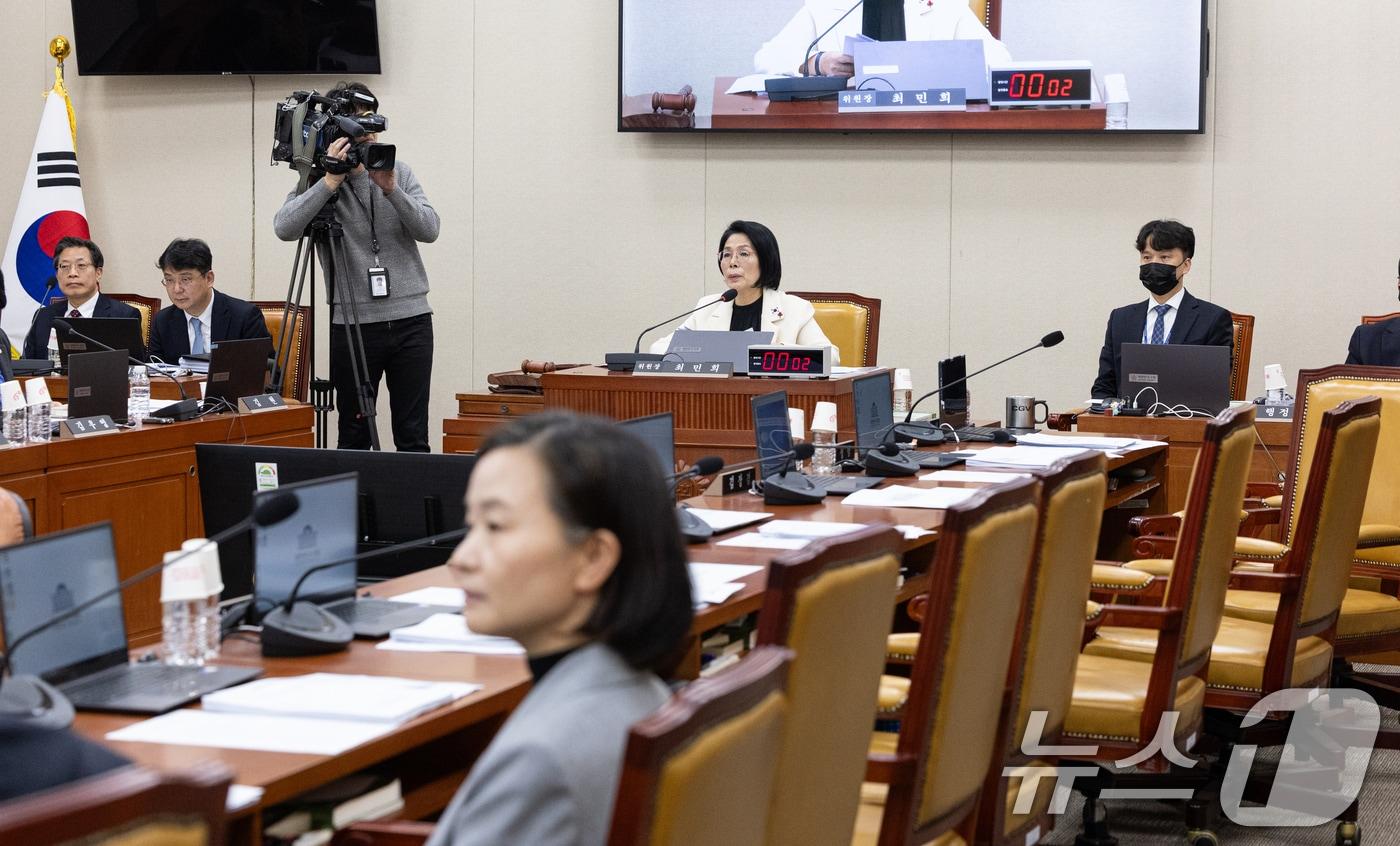 10일 서울 여의도 국회에서 열린 제430회국회&#40;임시회&#41; 과학기술정보방송통신위원회 제1차 전체회의에서 국민의힘 위원들이 정보통신망법 일부 개정안에 반대하며 퇴장한 빈자리가 보이고 있다. ⓒ News1 이승배 기자