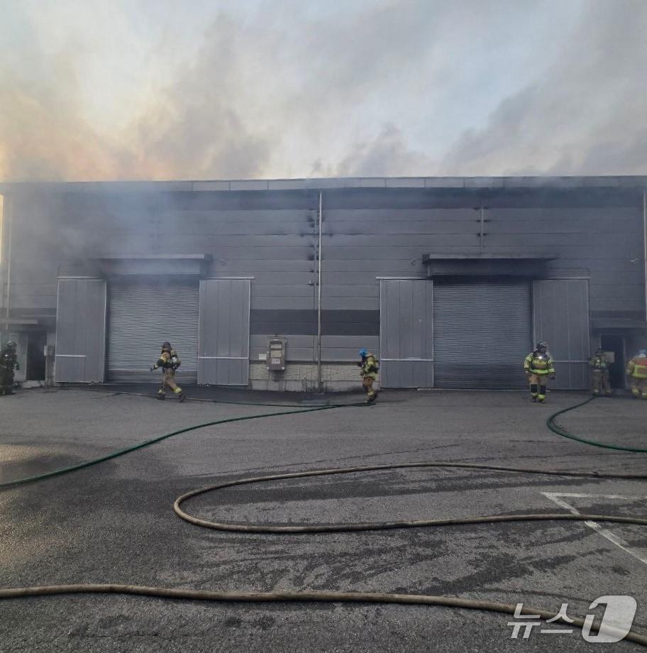 본문 이미지 - 10일 오후 화성시 소재 페인트 도료 공장에서 불이 난 모습 &#40;사진=경기도소방재난본부&#41; /뉴스1