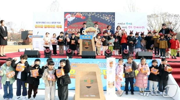 본문 이미지 - 10일 전주시 덕진공원 열린광장에서 &#39;전주함께라면 축제&#39;가 개최됐다.&#40;전주시 제공, 재판매 및 DB 금지&#41;/뉴스1