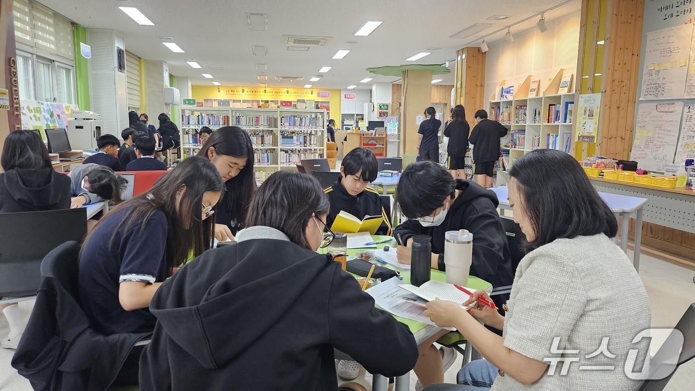 지도교사와 학생들이 도서관 중심 리터러시 교육활동을 하고 있다. &#40;전남도교육청 제공, 재판매 및 DB 금지&#41;/뉴스1 