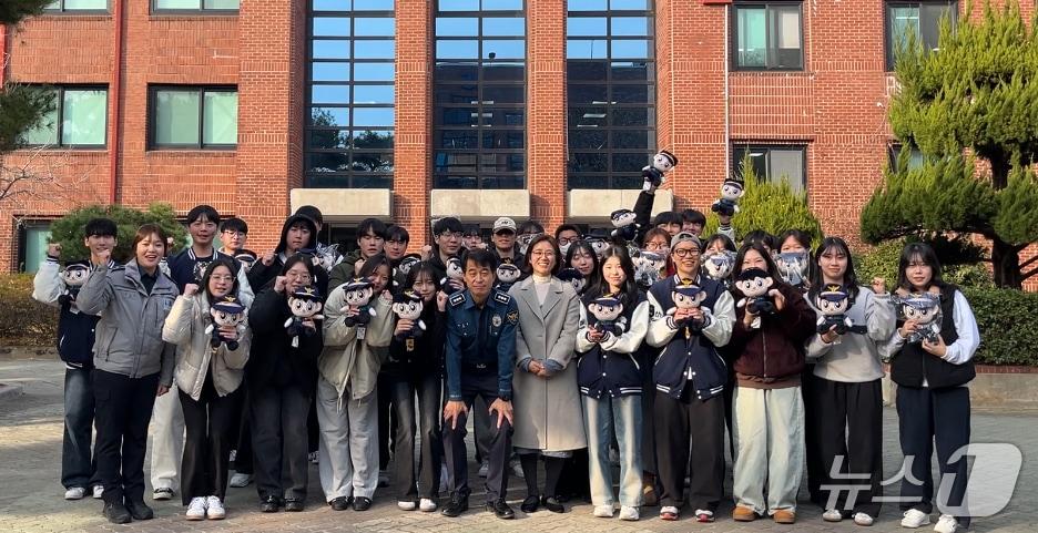 본문 이미지 - 울산대학교 경찰학과 3학년 재학생들은 10일 울산대 캠퍼스에서 &#39;경학실습학점제&#39; 한 학기 과정을 마치고 수료식을 열었다.&#40;울산남부경찰서 제공. 재판매 및 DB금지&#41;/뉴스1