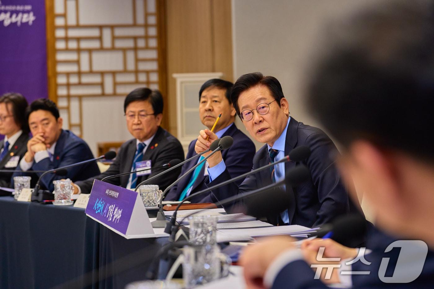 이재명 대통령이 10일 서울 용산 대통령실 청사에서 열린 AI 시대의 K-반도체 비전과 육성전략 보고회에서 발언하고 있다. &#40;대통령실 제공. 재판매 및 DB 금지&#41; 2025.12.10/뉴스1 ⓒ News1 허경 기자