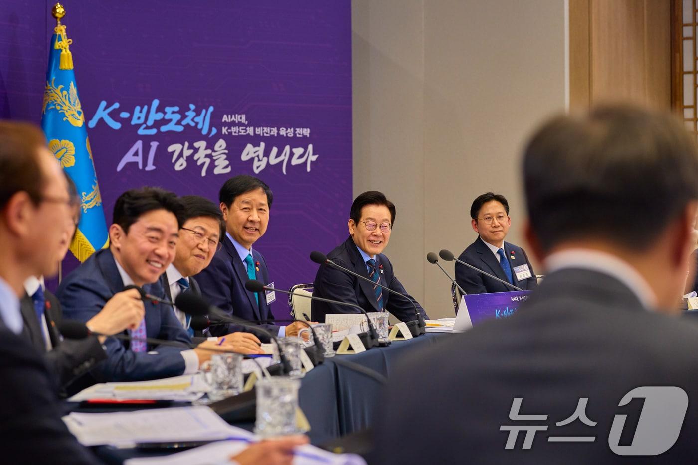 이재명 대통령이 10일 서울 용산 대통령실 청사에서 열린 AI 시대의 K-반도체 비전과 육성전략 보고회에서 발언하고 있다. &#40;대통령실 제공. 재판매 및 DB 금지&#41; 2025.12.10/뉴스1