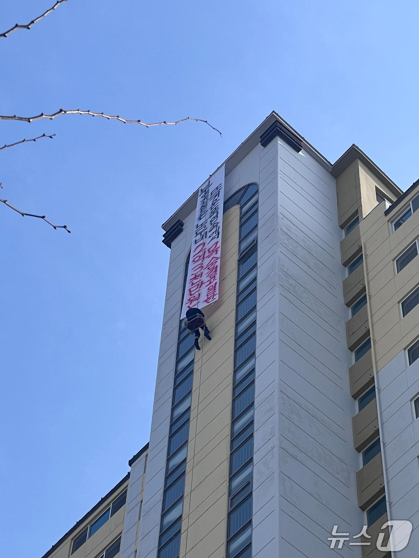 본문 이미지 - 10일 오후 1시 5분쯤 전남 나주시 빛가람동의 한 아파트에서 남성이 외벽에 매달린 채 고공 농성을 벌여 소방당국이 구조작업하고 있다.&#40;전남 나주소방 제공. 재판매 및 DB 금지&#41;