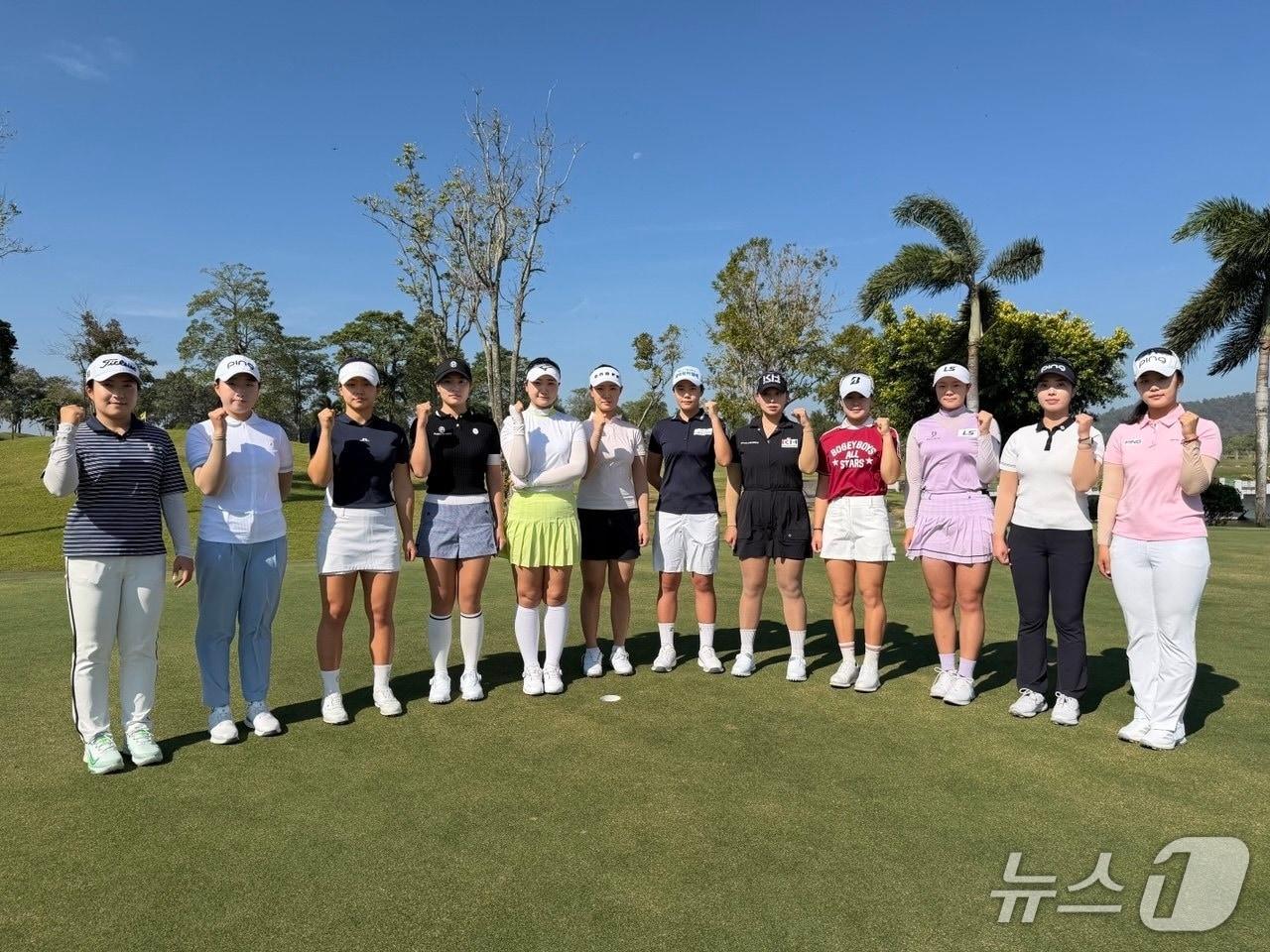 본문 이미지 - 11일부터 14일까지 태국 파타야의 파타나 스포츠리조트에서 열리는 &#39;2026 캐리어에어컨· MTN 루키 챔피언십&#39;에 참가하는 선수들이 화이팅을 외치고 있다. &#40;MTN 제공&#41;