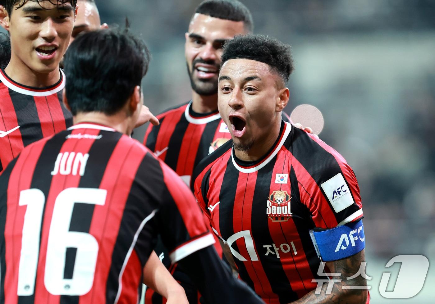 10일 서울 마포구 월드컵로 서울월드컵경기장에서 열린 2025~2026시즌 아시아축구연맹&#40;AFC&#41; 챔피언스리그 엘리트&#40;ACLE&#41; 리그 스테이지 6차전 FC서울과 멜버른 시티 경기에서 FC서울 린가드가 골을 넣고 동료들과 기뻐하고 있다. 2025.12.10/뉴스1 ⓒ News1 이호윤 기자