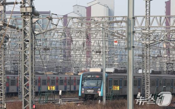 본문 이미지 - 전국철도노동조합이 예고한 무기한 총파업이 하루 앞으로 다가온 10일 경기 오산시 수도권 전철 1호선 서동탄역에 전동차가 세워져 있다. 철도노조가 이날까지 2025년 임금 교섭의 핵심 요구 3가지가 해결되지 않을 경우 오는 11일 오전 9시부터 무기한 총파업에 돌입한다고 예고했다. 2025.12.10/뉴스1 ⓒ News1 김영운 기자