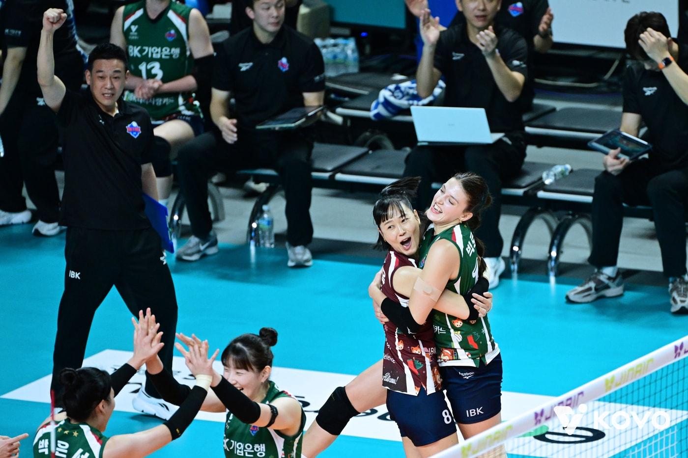 IBK가 GS칼텍스를 꺾고 7연패 뒤 4연승을 달렸다.&#40;KOVO제공&#41; 