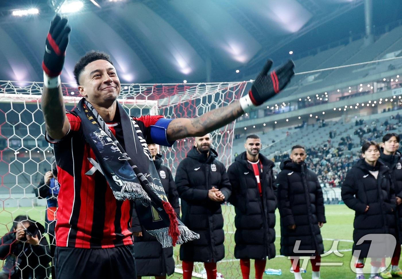 10일 오후 서울시 마포구 월드컵로 서울월드컵경기장에서 열린 AFC 챔피언스리그 엘리트&#40;ACLE&#41; 2025/26 리그 스테이지 6차전 FC서울과 멜버른시티FC의 경기 종료 후 진행된 환송행사에서 서울 린가드 서포터즈 수호신과 함께 세리머니를 하고 있다. 2025.12.10/뉴스1 ⓒ News1 박정호 기자