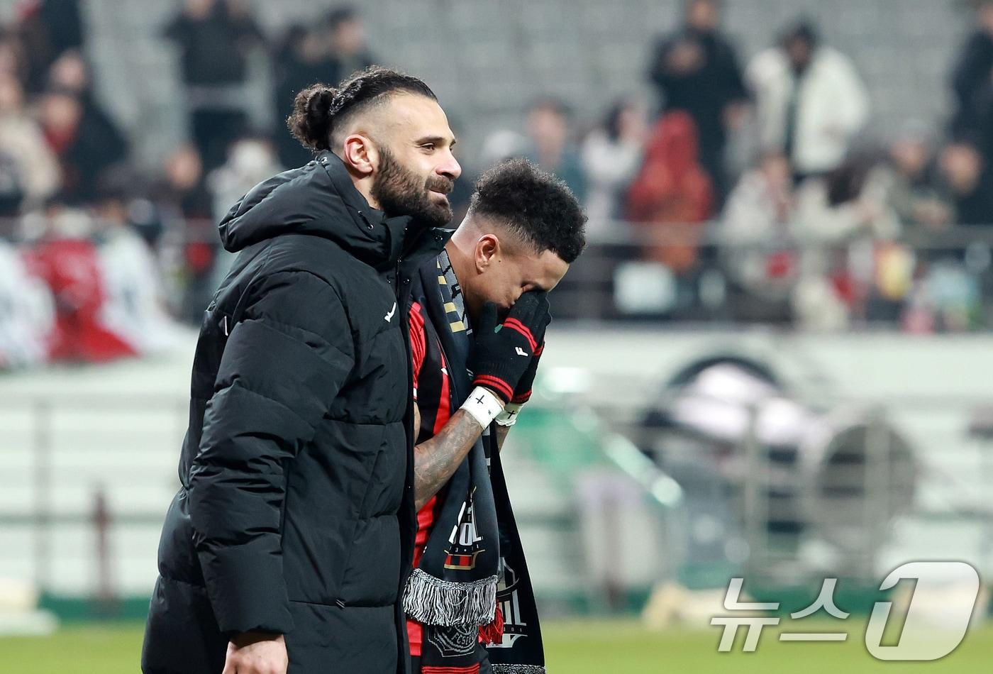 10일 서울 마포구 월드컵로 서울월드컵경기장에서 열린 2025~2026시즌 아시아축구연맹&#40;AFC&#41; 챔피언스리그 엘리트&#40;ACLE&#41; 리그 스테이지 6차전 FC서울과 멜버른 시티 경기 종료 후 진행된 환송행사에서 눈물을 훔치고 있다. 2025.12.10/뉴스1 ⓒ News1 이호윤 기자