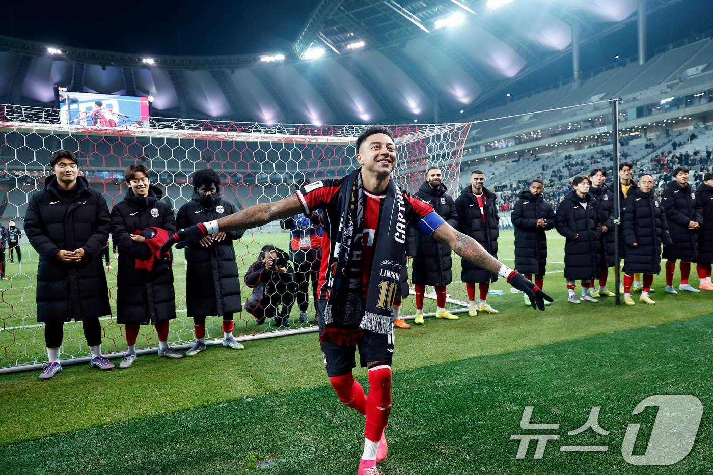 10일 오후 서울시 마포구 월드컵로 서울월드컵경기장에서 열린 AFC 챔피언스리그 엘리트&#40;ACLE&#41; 2025/26 리그 스테이지 6차전 FC서울과 멜버른시티FC의 경기 종료 후 진행된 환송행사에서 서울 린가드가 서포터즈 수호신과 함께 세리머니를 하고 있다. 2025.12.10/뉴스1 ⓒ News1 박정호 기자