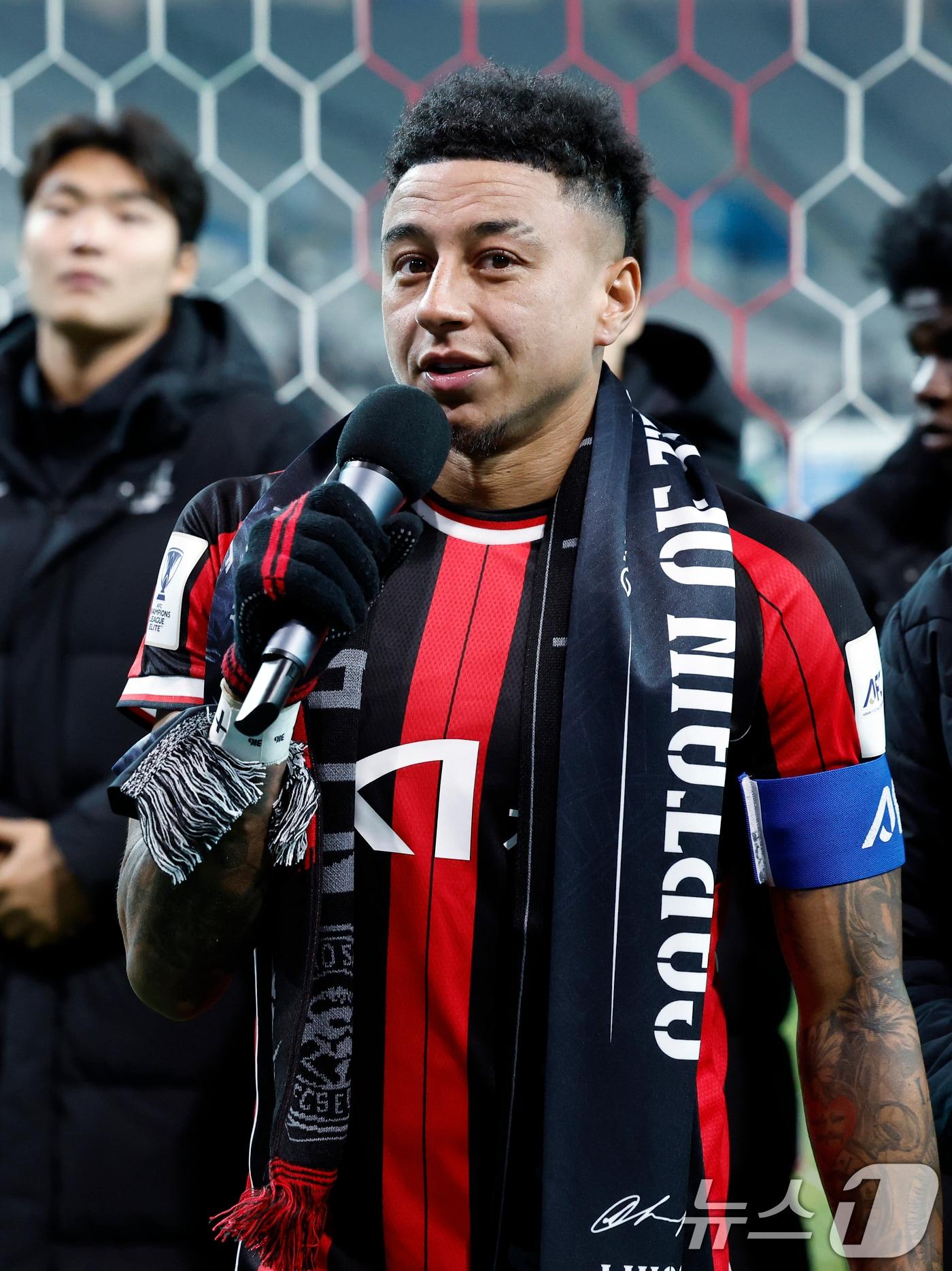 본문 이미지 - 10일 오후 서울시 마포구 월드컵로 서울월드컵경기장에서 열린 AFC 챔피언스리그 엘리트&#40;ACLE&#41; 2025/26 리그 스테이지 6차전 FC서울과 멜버른시티FC의 경기 종료 후 진행된 환송행사에서 서울 린가드가 서포터즈 수호신에게 인사하고 있다. 2025.12.10/뉴스1 ⓒ News1 박정호 기자
