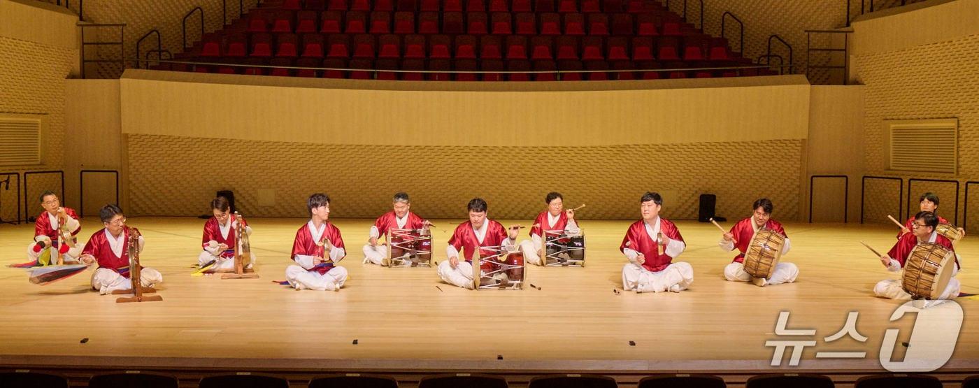 &#39;제6회 크라운해태 한음회&#39; 부산공연에서 크라운해태제과 임직원 국악동아리 &#39;꿈을굽는 사물놀이팀&#39;이사물놀이 &#39;울림&#39;을 공연하고 있다.&#40;크라운해태 제공. 재판매 및 DB금지&#41;