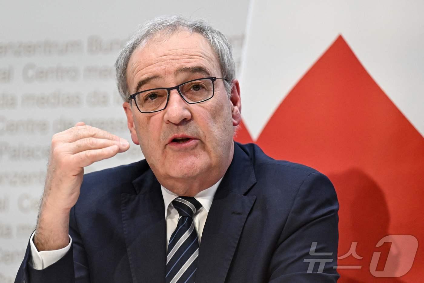 스위스 경제장관 기 파르믈랭이 2025년 4월 3일 베른에서 열린 미국 관세 관련 기자회견에서 발언하고 있다. 파르믈랭 장관은 2025년 12월 10일, 2026년 1월부터 1년간 스위스 연방 대통령직을 맡기로 선출됐다. 스위스의 대통령직은 주로 의전적 성격을 지닌 자리다. ⓒ AFP=뉴스1