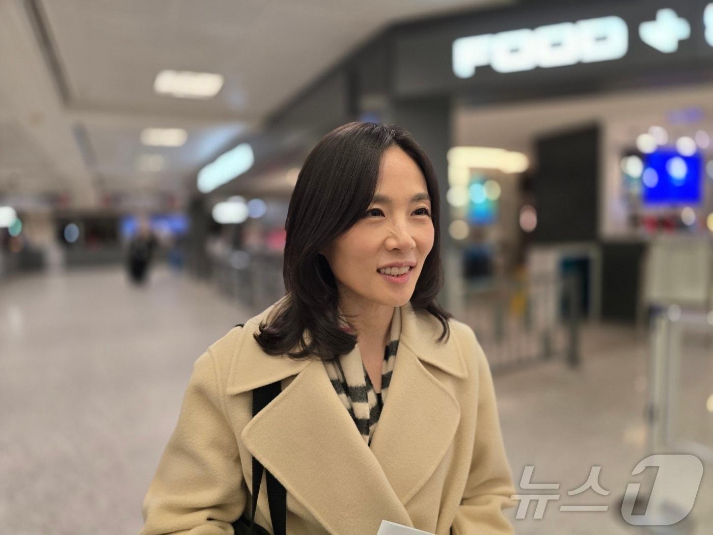 본문 이미지 - 김진아 외교2차관이 10일&#40;현지시간&#41; 워싱턴DC 인근 덜레스국제공항을 통해 입국하며 취재진 질문에 답하고 있다. 2025.12.10. ⓒ News1 류정민 특파원