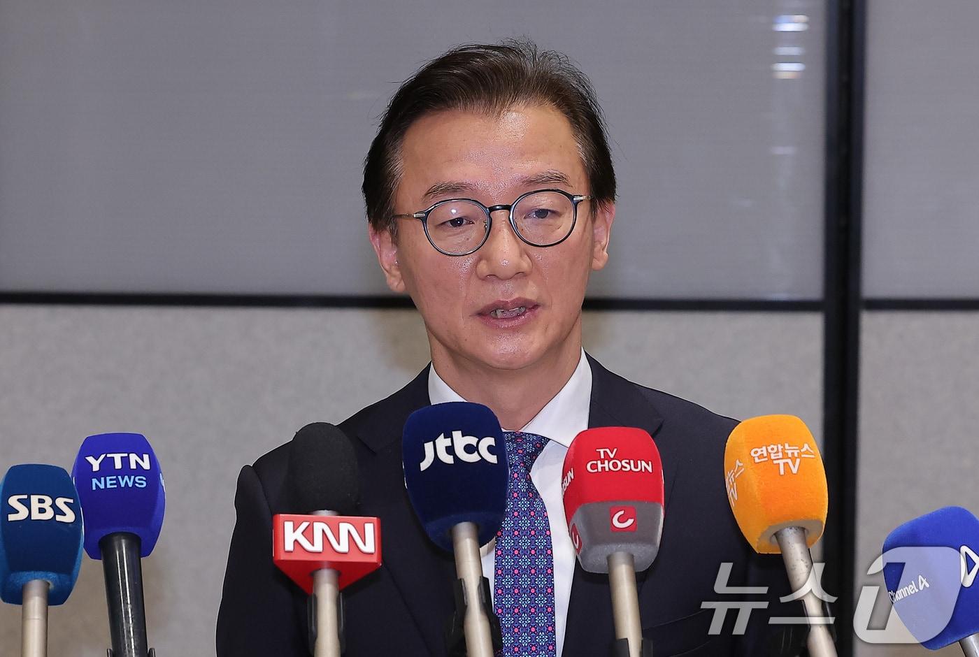 통일교로부터 금품을 수수했다는 의혹이 제기된 전재수 해양수산부 장관이 11일 오전 &#39;UN해양총회&#39; 유치 활동을 마친 후 인천국제공항 제2여객터미널을 통해 귀국해 입장을 밝히고 있다. 윤영호 전 통일교 세계본부장은 지난 2018년에서 2020년 당시 전재수 의원에게 수천만원이 담긴 현금 상자와 명품 시계 2점을 전달했다고 김건희 국정농단 특검에 진술한 것으로 알려졌다. 2025.12.11/뉴스1 ⓒ News1 김성진 기자