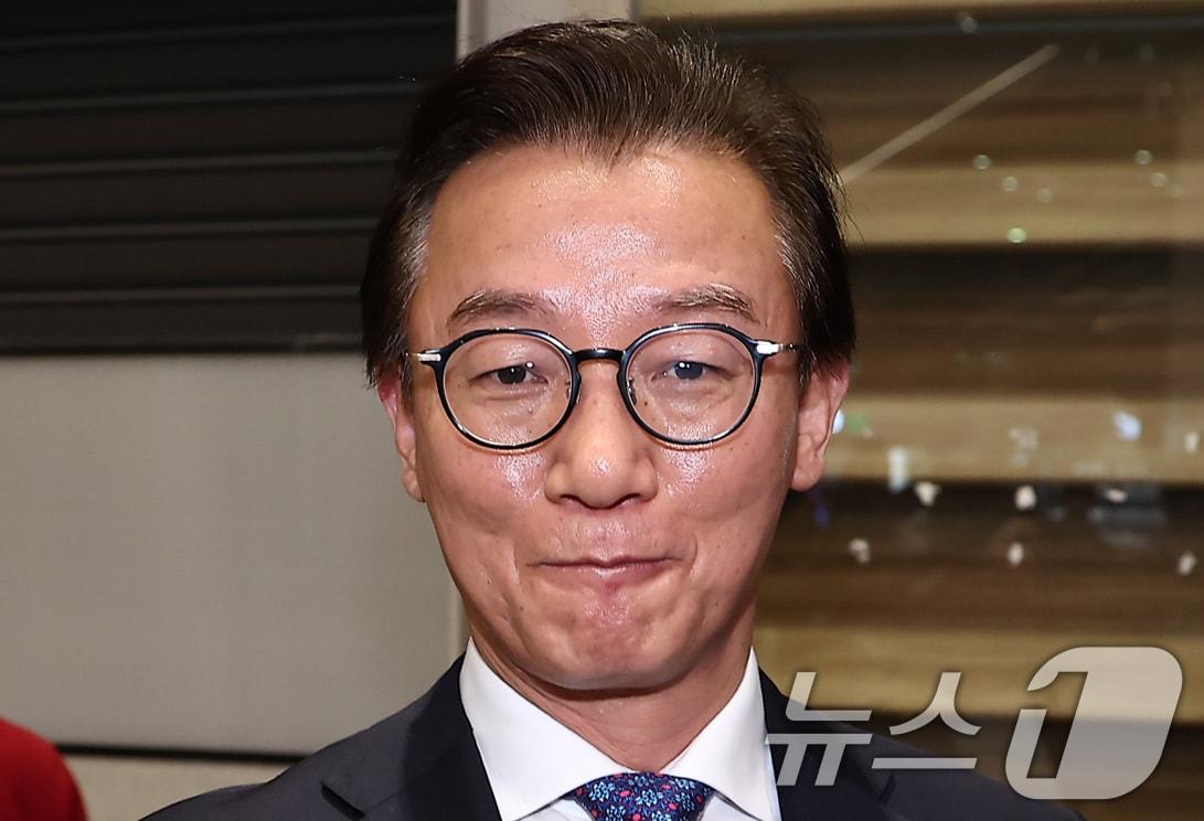 본문 이미지 - 통일교로부터 금품을 수수했다는 의혹이 제기된 전재수 해양수산부 장관이 11일 오전 &#39;UN해양총회&#39; 유치 활동을 마친 후 인천국제공항 제2여객터미널을 통해 귀국해 입장을 밝힌 후 이동하고 있다. 윤영호 전 통일교 세계본부장은 지난 2018년에서 2020년 당시 전재수 의원에게 수천만원이 담긴 현금 상자와 명품 시계 2점을 전달했다고 김건희 국정농단 특검에 진술한 것으로 알려졌다. 2025.12.11/뉴스1 ⓒ News1 김성진 기자