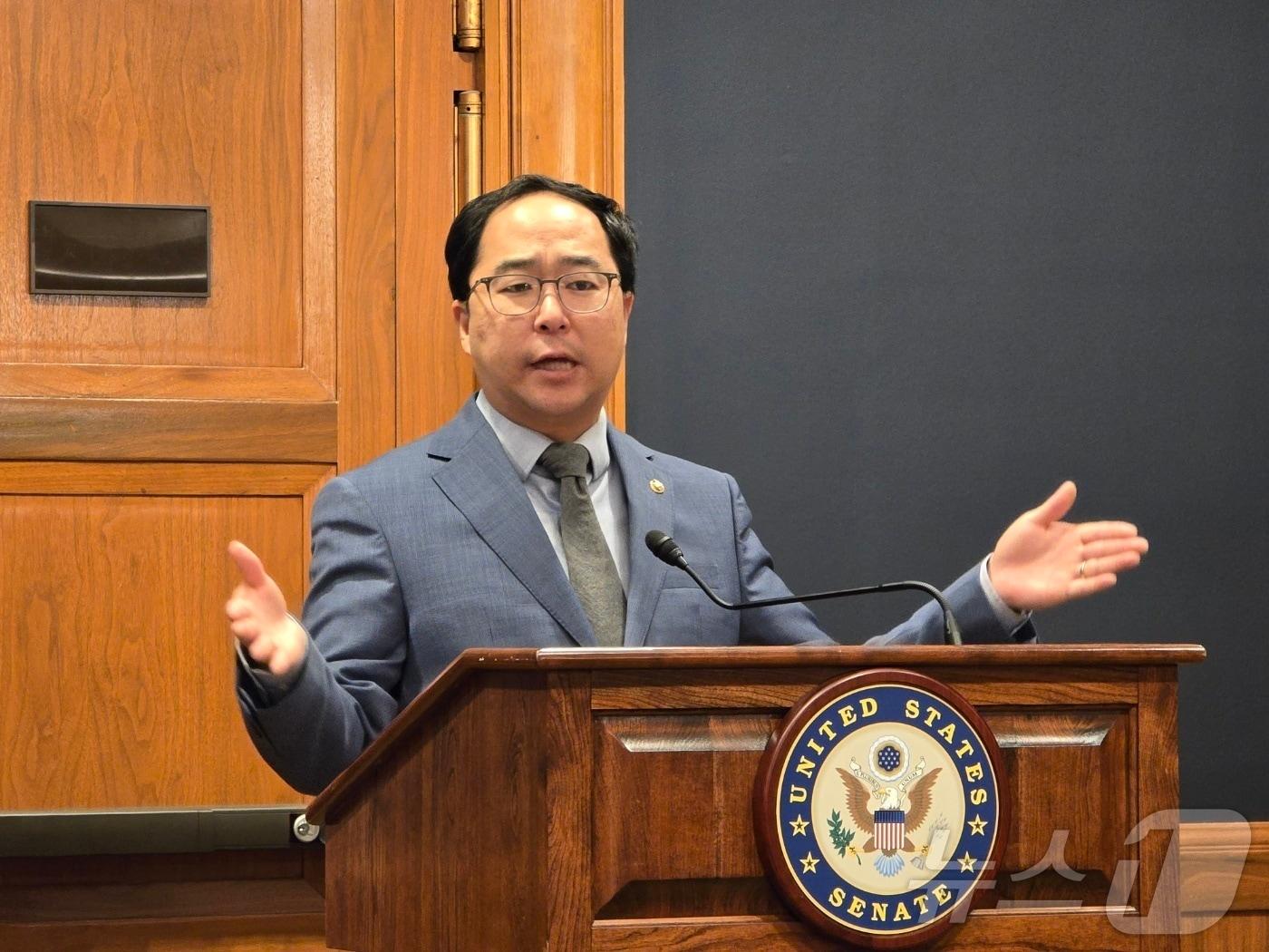 본문 이미지 - 앤디 김 미국 연방의회 상원의원&#40;민주·뉴저지&#41;이 10일&#40;현지시간&#41; 워싱턴DC 의원회관에서 기자간담회를 하고 있다. 2025.12.10. ⓒ News1 류정민 특파원