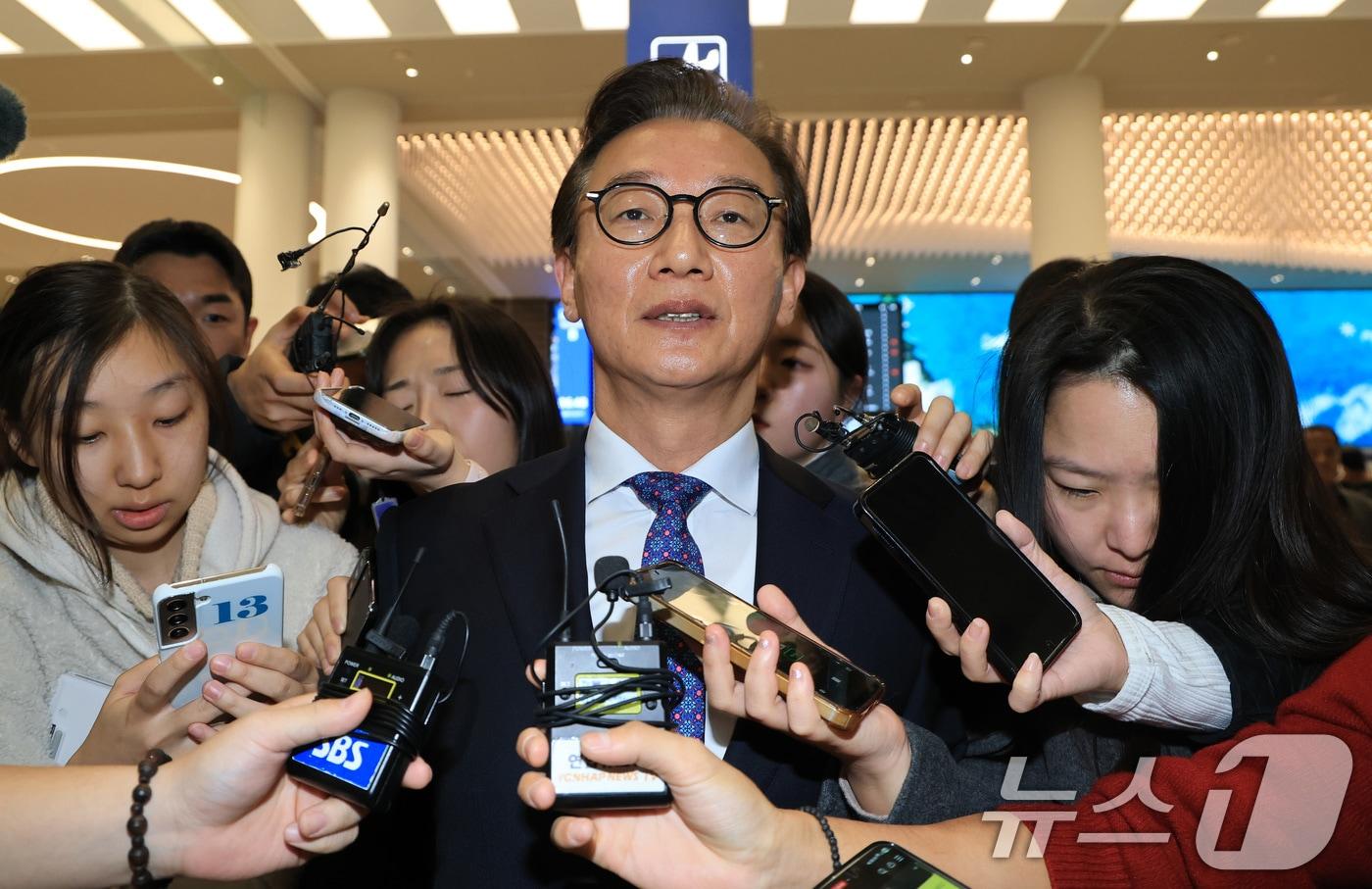 통일교로부터 금품을 수수했다는 의혹이 제기된 전재수 해양수산부 장관이 11일 오전 &#39;UN해양총회&#39; 유치 활동을 마친 후 인천국제공항 제2여객터미널을 통해 귀국해 입장을 밝힌 후 공항을 빠져나가고 있다. 윤영호 전 통일교 세계본부장은 지난 2018년에서 2020년 당시 전재수 의원에게 수천만원이 담긴 현금 상자와 명품 시계 2점을 전달했다고 김건희 국정농단 특검에 진술한 것으로 알려졌다. &#40;공동취재&#41; 2025.12.11/뉴스1 ⓒ News1 김성진 기자