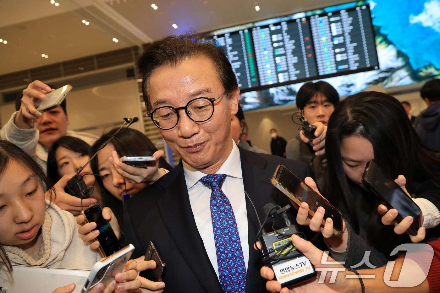 통일교로부터 금품을 수수했다는 의혹이 제기된 전재수 해양수산부 장관이 11일 오전 &#39;UN해양총회&#39; 유치 활동을 마친 후 인천국제공항 제2여객터미널을 통해 귀국해 입장을 밝힌 후 공항을 빠져나가고 있다. &#40;공동취재&#41; 2025.12.11/뉴스1 ⓒ News1 김성진 기자