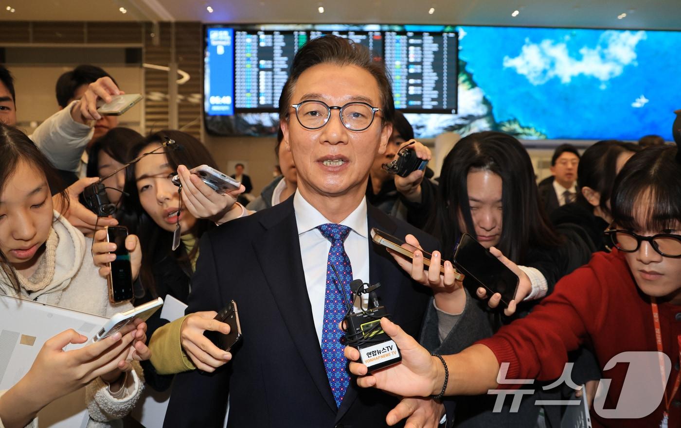 통일교로부터 금품을 수수했다는 의혹이 제기된 전재수 해양수산부 장관이 11일 오전 &#39;UN해양총회&#39; 유치 활동을 마친 후 인천국제공항 제2여객터미널을 통해 귀국해 입장을 밝힌 후 공항을 빠져나가고 있다. 윤영호 전 통일교 세계본부장은 지난 2018년에서 2020년 당시 전재수 의원에게 수천만원이 담긴 현금 상자와 명품 시계 2점을 전달했다고 김건희 국정농단 특검에 진술한 것으로 알려졌다. &#40;공동취재&#41; 2025.12.11/뉴스1 ⓒ News1 김성진 기자