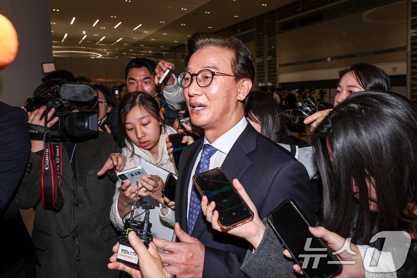 통일교로부터 금품을 수수했다는 의혹이 제기된 전재수 해양수산부 장관이 11일 오전 &#39;UN해양총회&#39; 유치 활동을 마친 후 인천국제공항 제2여객터미널을 통해 귀국해 입장을 밝힌 후 공항을 빠져나가고 있다. &#40;공동취재&#41; 2025.12.11/뉴스1 ⓒ News1 김성진 기자