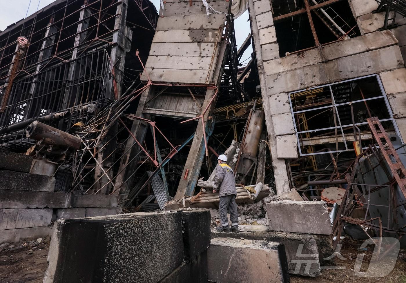 최근 러시아의 미사일과 드론 공격으로 우크라이나의 한 화력발전소가 크게 손상됐다. 이 장면은 10일 우크라이나의 비공개 장소에서 촬영됐다. 2025.12.10 ⓒ 로이터=뉴스1 ⓒ News1 강민경 기자