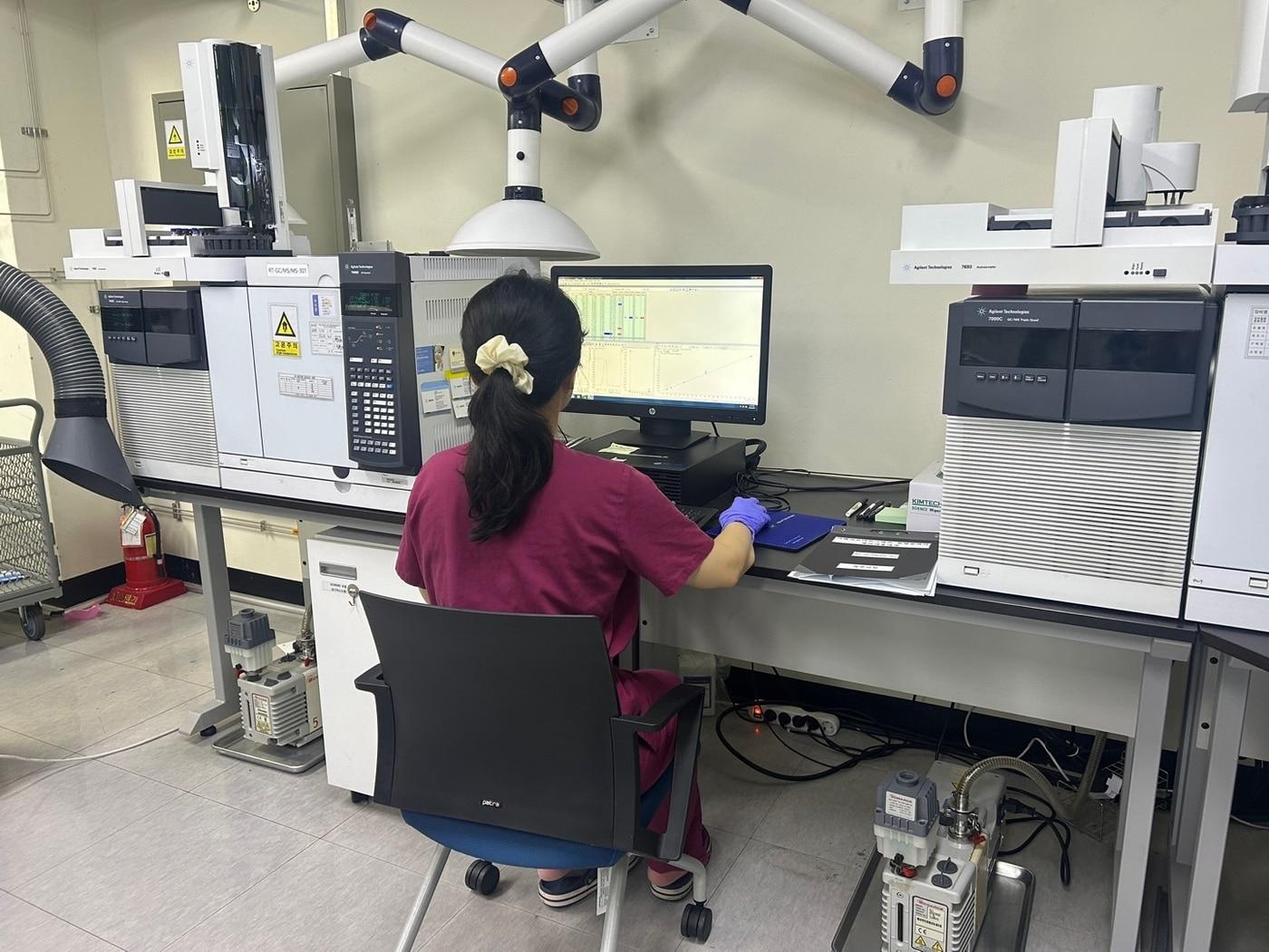 본문 이미지 - 농산물 잔류농약 검사 진행 모습.(충남도 제공. 재판매 및 DB금지)/뉴스1