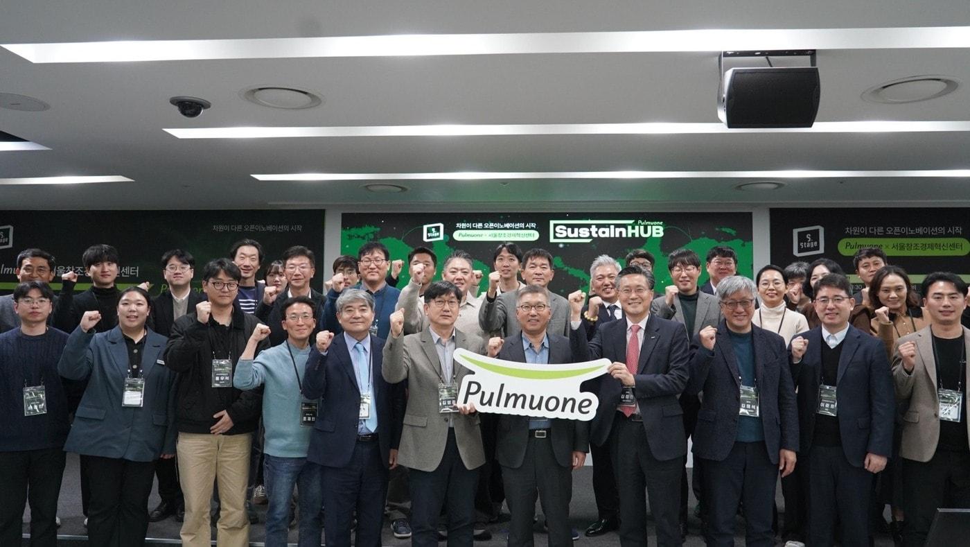 10일 풀무원 강남구 수서 본사에서 열린 ‘2025 풀무원 오픈이노베이션 데모데이&#40;Open Innovation Demoday&#41;’ 행사 종료 후 참석자들이 기념 촬영을 하고 있다.&#40;풀무원 제공&#41;