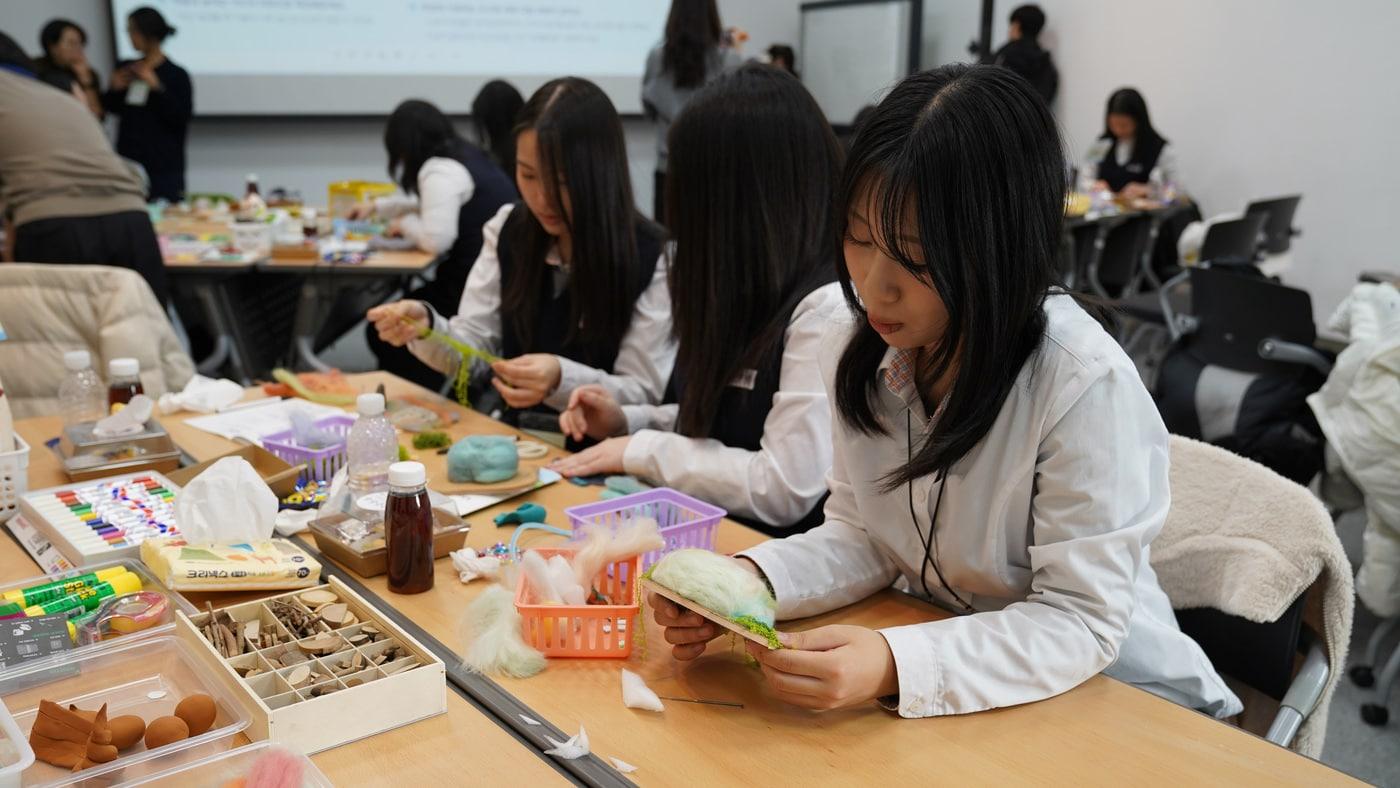 본문 이미지 - GS칼텍스 예울마루 워크숍에서 학생들이 미술 활동을 통해 '나만의 섬'을 표현하고 있다.(GS칼텍스 제공)