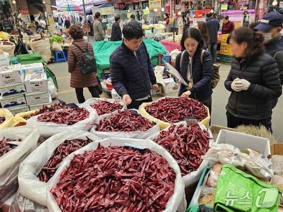 본문 이미지 - 국립농산물품질관리원은 김장철을 맞아 유통량이 증가하는 배추김치, 김장 양념류를 중심으로 원산지 표시 일제점검을 벌여 원산지 표시 위반업체 142개소&#40;품목 146건&#41;를 적발했다고 11일 밝혔다. &#40;농관원 제공&#41;