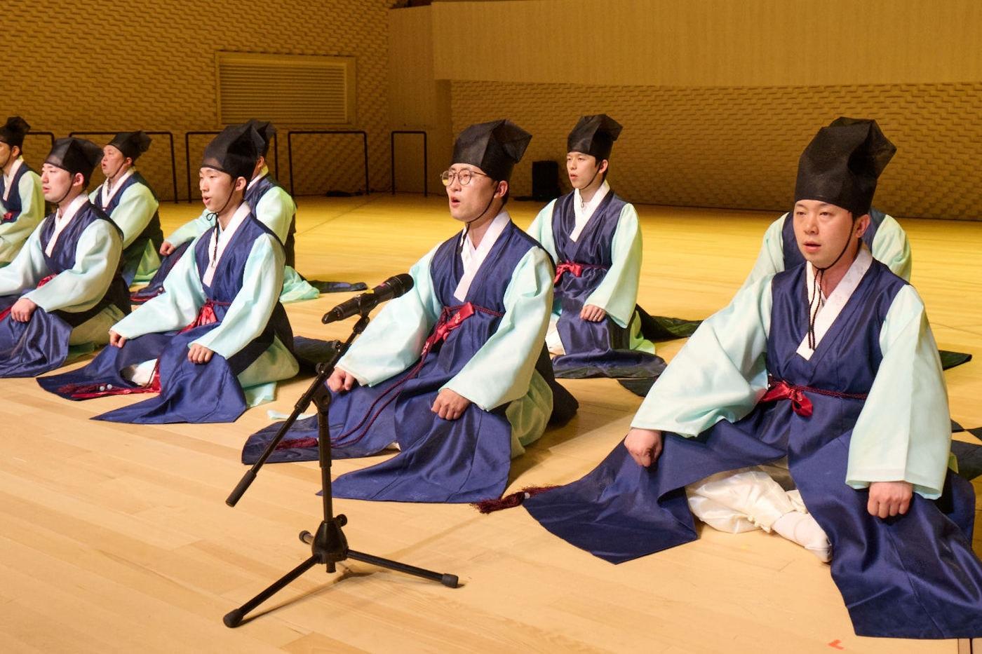 지난 10일 부산콘서트홀&#40;부산진구 소재&#41;에서 열린 ‘제6회 크라운해태 한음회’ 부산공연에서 크라운해태제과 임직원 국악동아리 ‘정가네팀’이 우조우편 ‘봉황대상’을 공연하고 있다.&#40;크라운해태 제공&#41;