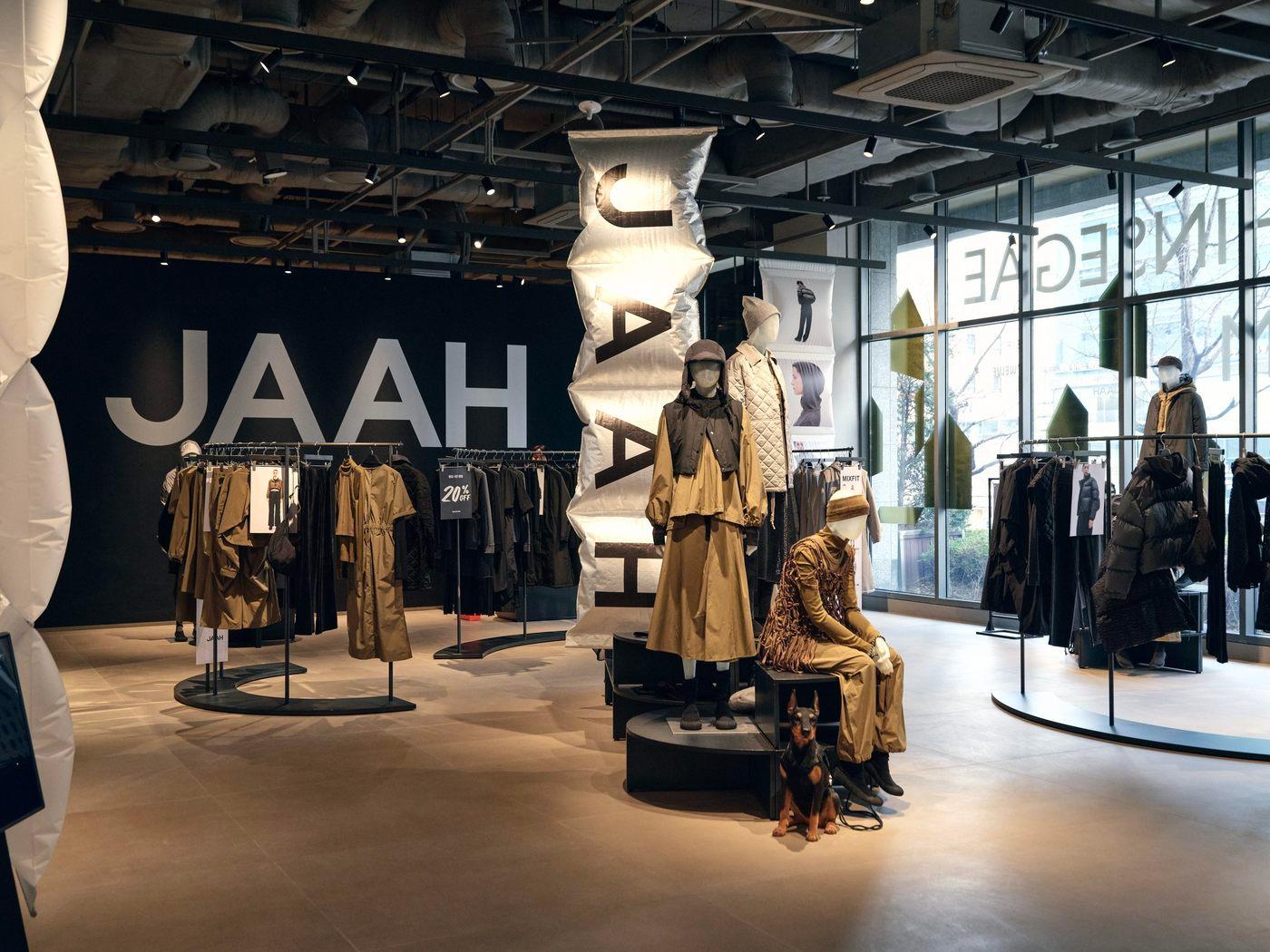 본문 이미지 - 신세계인터내셔날은 8월 신규 론칭한 여성복 자아&#40;JAAH&#41;가 하우스오브신세계 청담에 팝업스토어를 열었다.&#40;자아제공&#41;