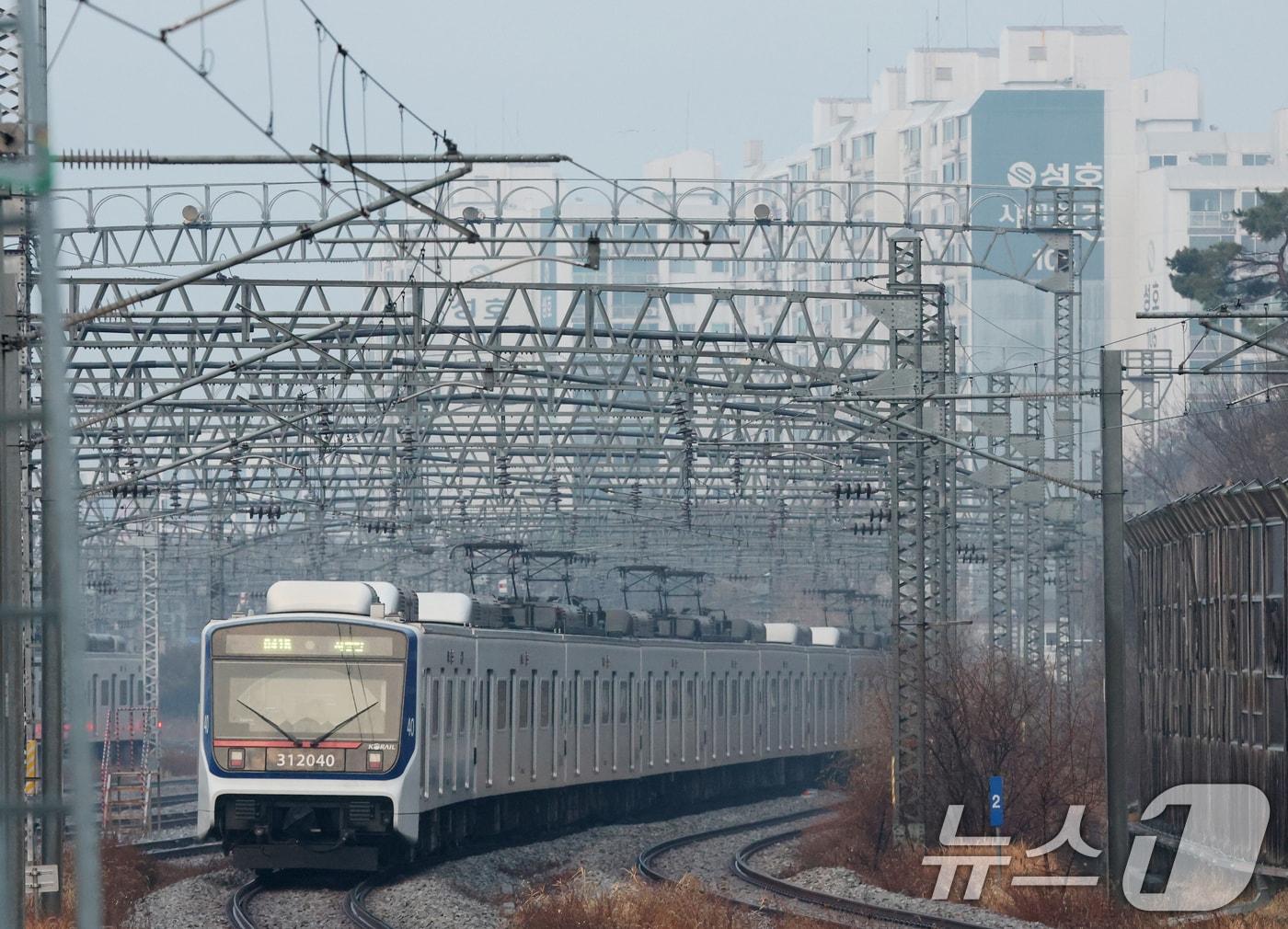본문 이미지 - 경기 오산시 수도권 전철 1호선 서동탄역으로 전동차가 들어오고 있다. (자료사진) /뉴스1 ⓒ News1 김영운 기자