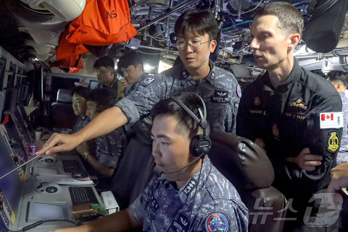 지난 5일부터 10일&#40;현지시간&#41;까지 진행된 &#39;2025 사일런트 샤크&#39; 해상훈련에서 에티엔 랑글루아 캐나다 잠수함사령부 주임원사가 안무함&#40;SS-III, 3000톤급&#41;에 편승해 한국 잠수함을 직접 체험하고 있다. &#40;해군 제공. 재판매 및 DB 금지&#41;