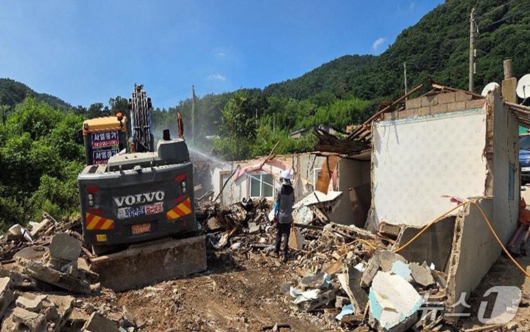 본문 이미지 - 서산시가 올해 빈집 정비사업을 통해 인지면 일원 빈집을 철거하는 모습&#40;서산시 제공. 재판매 및 DB금지&#41;2025.12.11/뉴스1