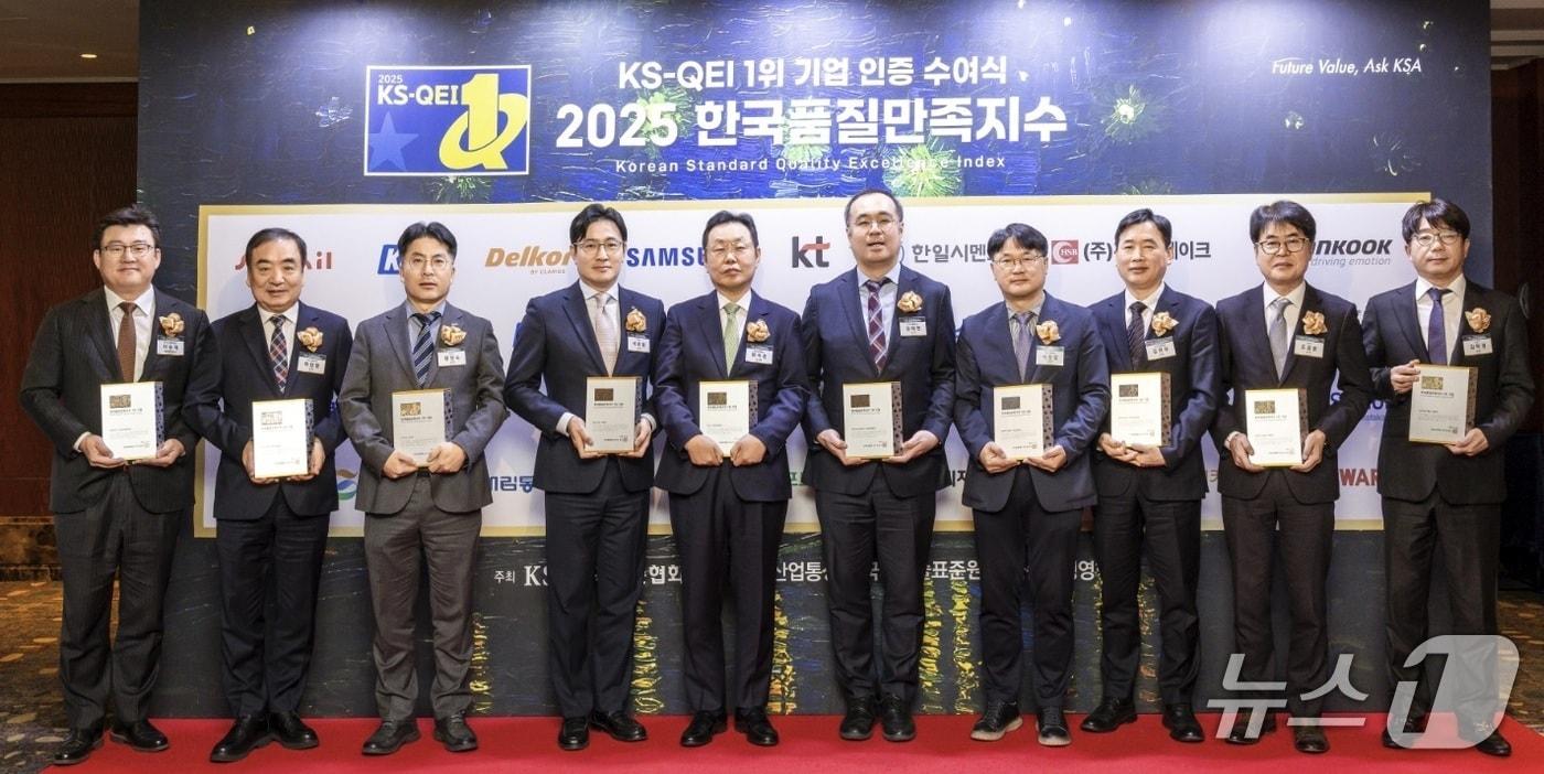 KS QEI 1위 기업 인증 수여식에서 KCC, KCC글라스, KCC실리콘, KCC신한벽지 수상자들이 기념 사진을 촬영하고 있다. &#40;KCC 제공. 재판매 및 DB금지&#41;