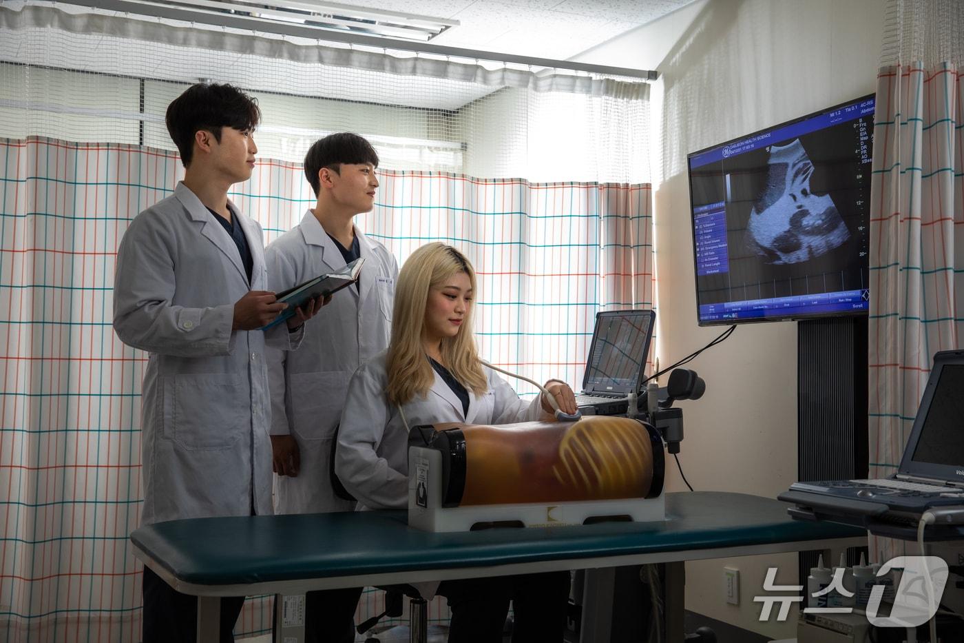 방사선학과 내 개설된 소단위 전공 과정 중 ‘복부 초음파 영상학 과정’ 진행 모습.&#40;대전보건대학교 제공. 재판매 및 DB금지&#41;/뉴스1