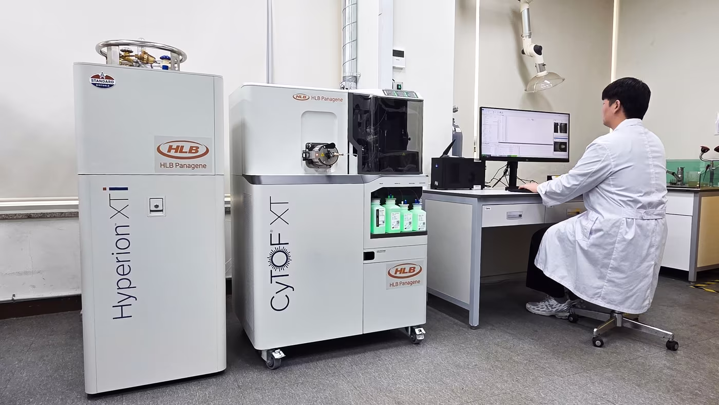 HLB파나진의 연구원이 최근 설치를 완료한 공간단백체 분석 장비 &#39;하이페리온 XTi 이미징 시스템&#39;&#40;Hyperion XTi Imaging System&#41;을 사용하고 있다. &#40;HLB파나진 제공&#41;