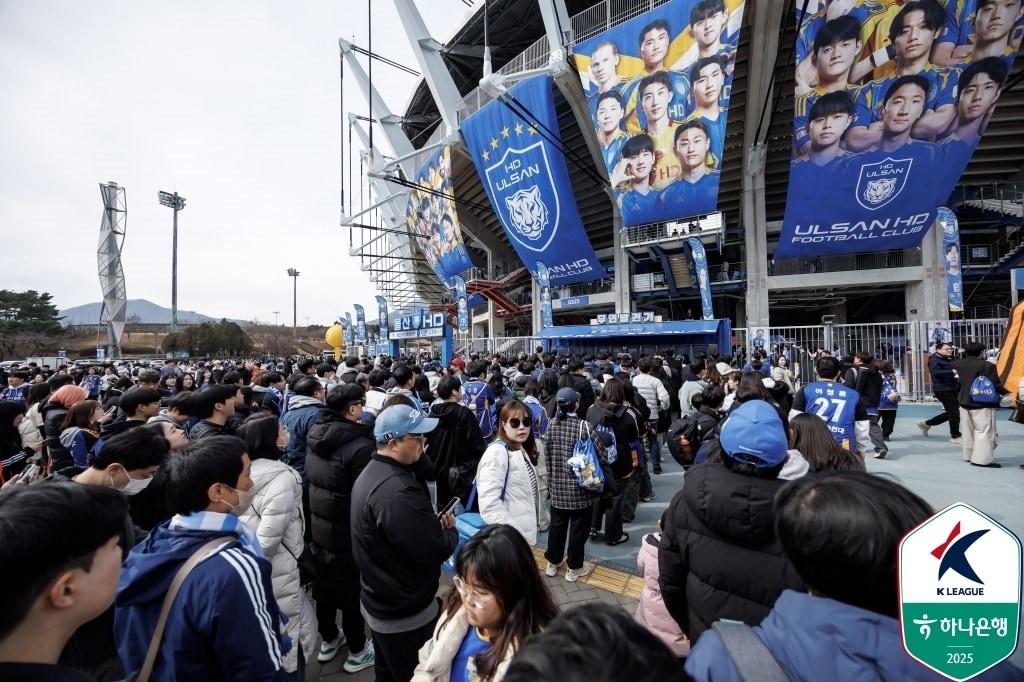 본문 이미지 - HD현대스포츠가 운영하는 울산 HD 축구단의 홈 경기 풍경. &#40;한국프로축구연맹 제공&#41;