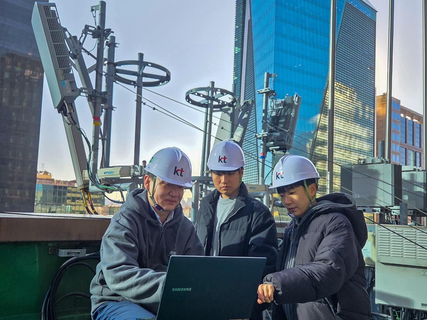 본문 이미지 - KT-삼성전자 직원들이 AI-RAN 검증 작업을 진행하는 모습. &#40;KT 제공&#41;