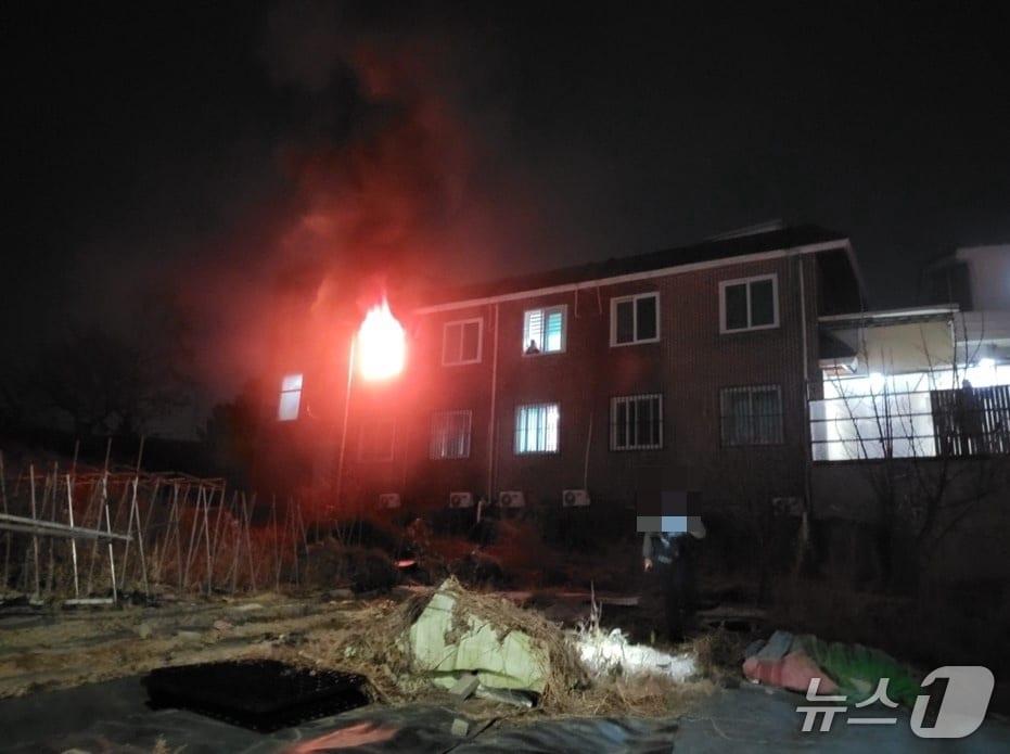 본문 이미지 - 10일 오후 11시2분쯤 경북 경산시 하양읍 부호리의 한 원룸에서 불이나 불길이 치솟고 있다.&#40;경북소방본부 제공. 재판매 및 DB 금지&#41;2025.12.11/뉴스1