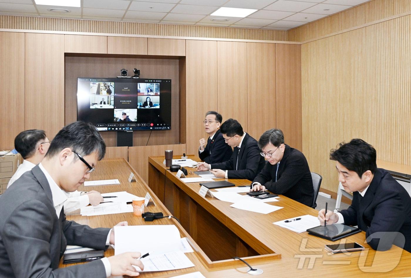 이형일 기획재정부 차관이 11일 오전 세종시 정부세종청사에서 열린 &#39;거시경제금융회의&#39;를 주재하고 있다. &#40;기획재정부 제공. 재판매 및 DB 금지&#41;