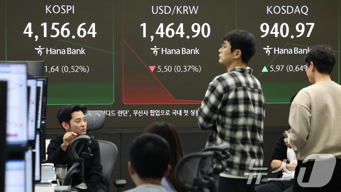 11일 오전 서울 중구 하나은행 딜링룸 전광판에 코스피와 코스닥, 원달러환율 시황이 표시되고 있다. /뉴스1 ⓒ News1 장수영 기자