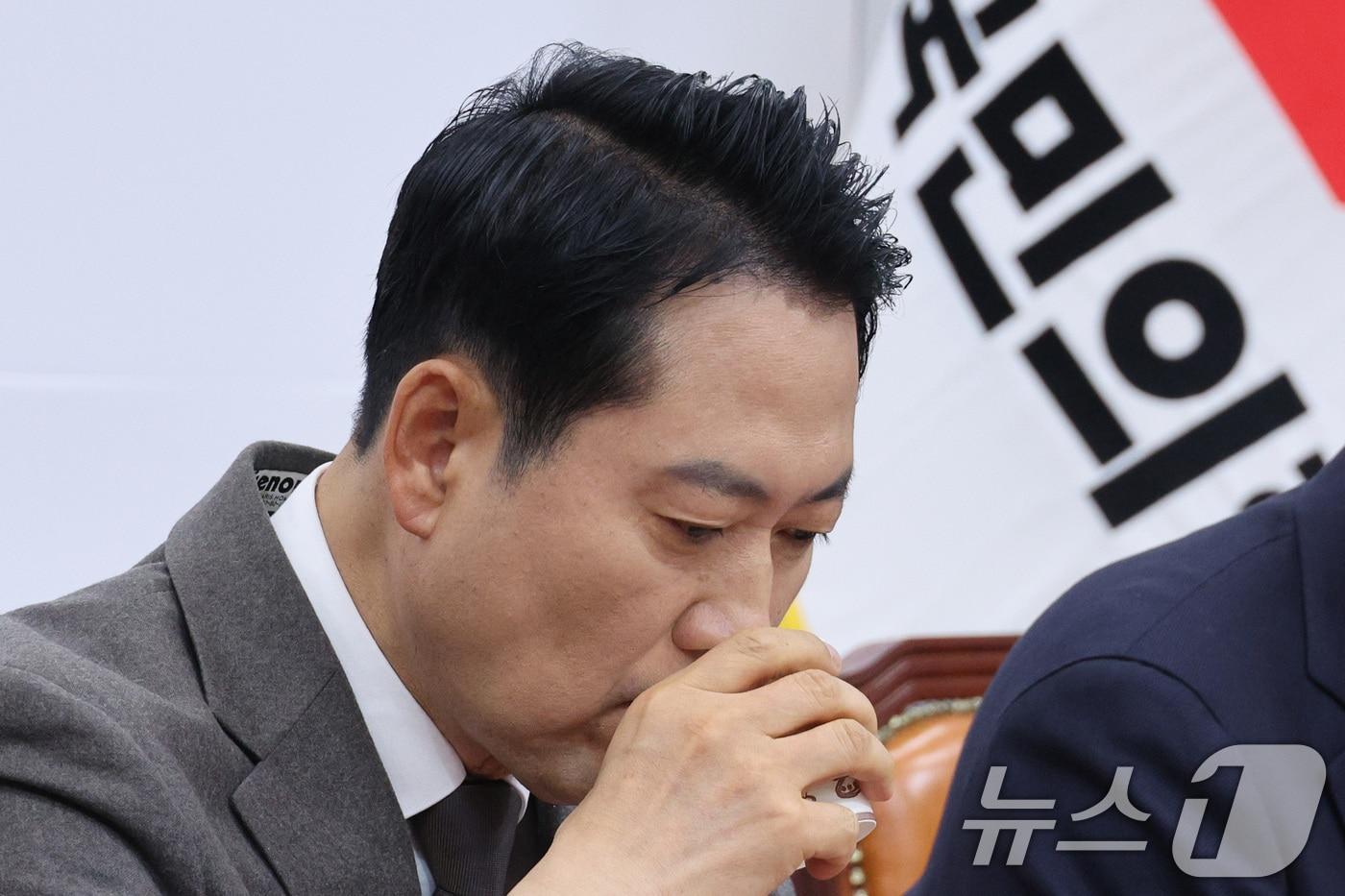 장동혁 국민의힘 대표가 11일 서울 여의도 국회에서 열린 최고위원회의에서 목을 축이고 있다. 2025.12.11/뉴스1 ⓒ News1 신웅수 기자